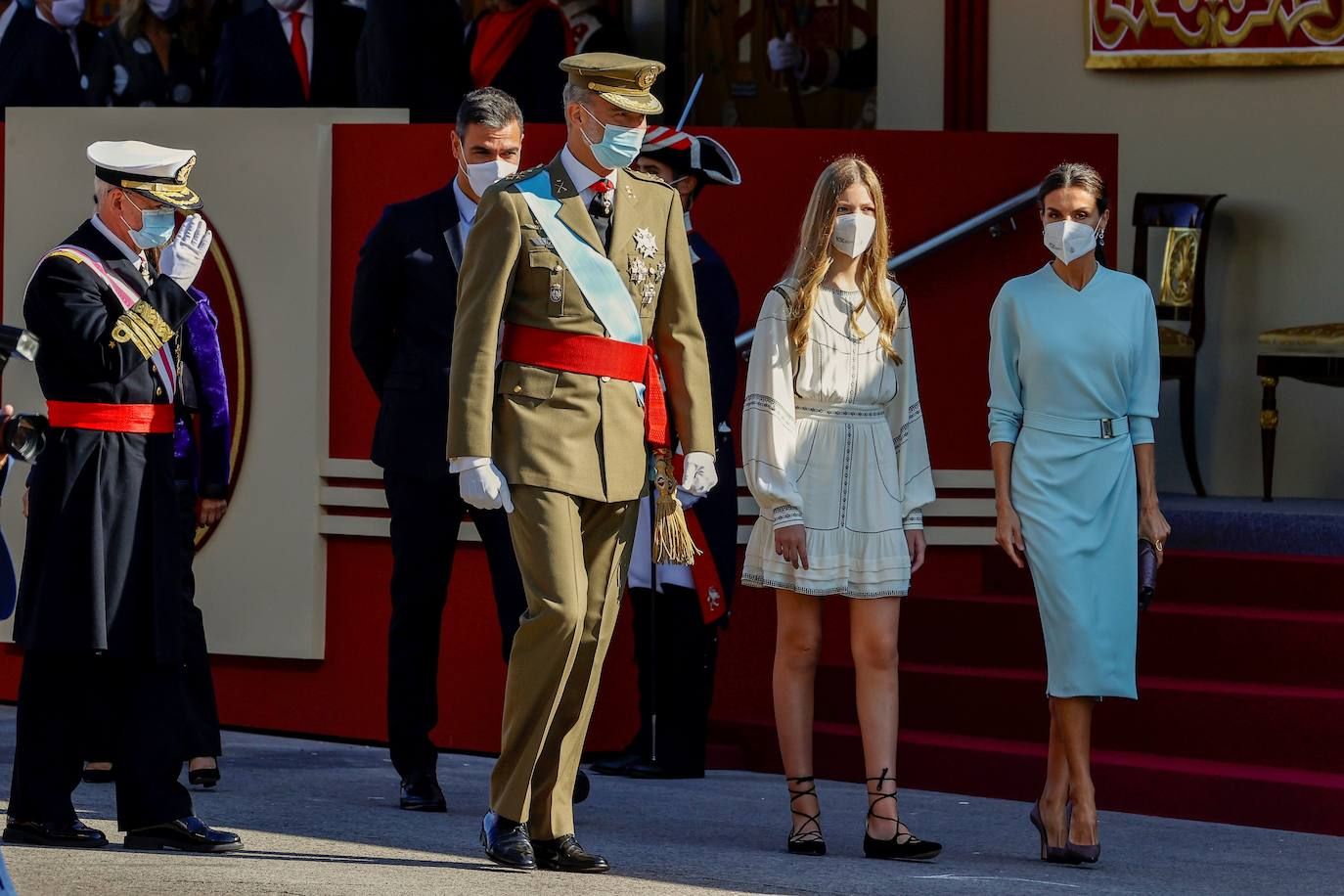 2021 | La Reina Letizia volvió a su tradición de estrenar look y escogió un elegante y sencillo vestido en color azul cielo. Se trata de un diseño de María Barragán