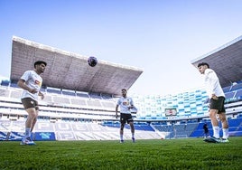 Fran Pérez, Luis Rioja y André Almeida, peloteando en el Estadio Cuauthémoc de Puebla (México).