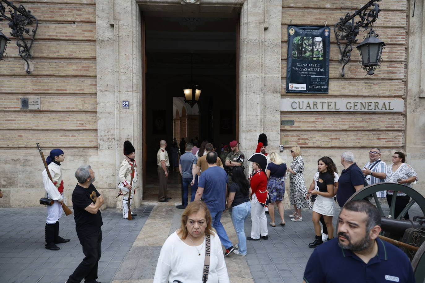 Fotos de la jornada de puertas abiertas en Capitanía General de Valencia con motivo del 12 de octubre