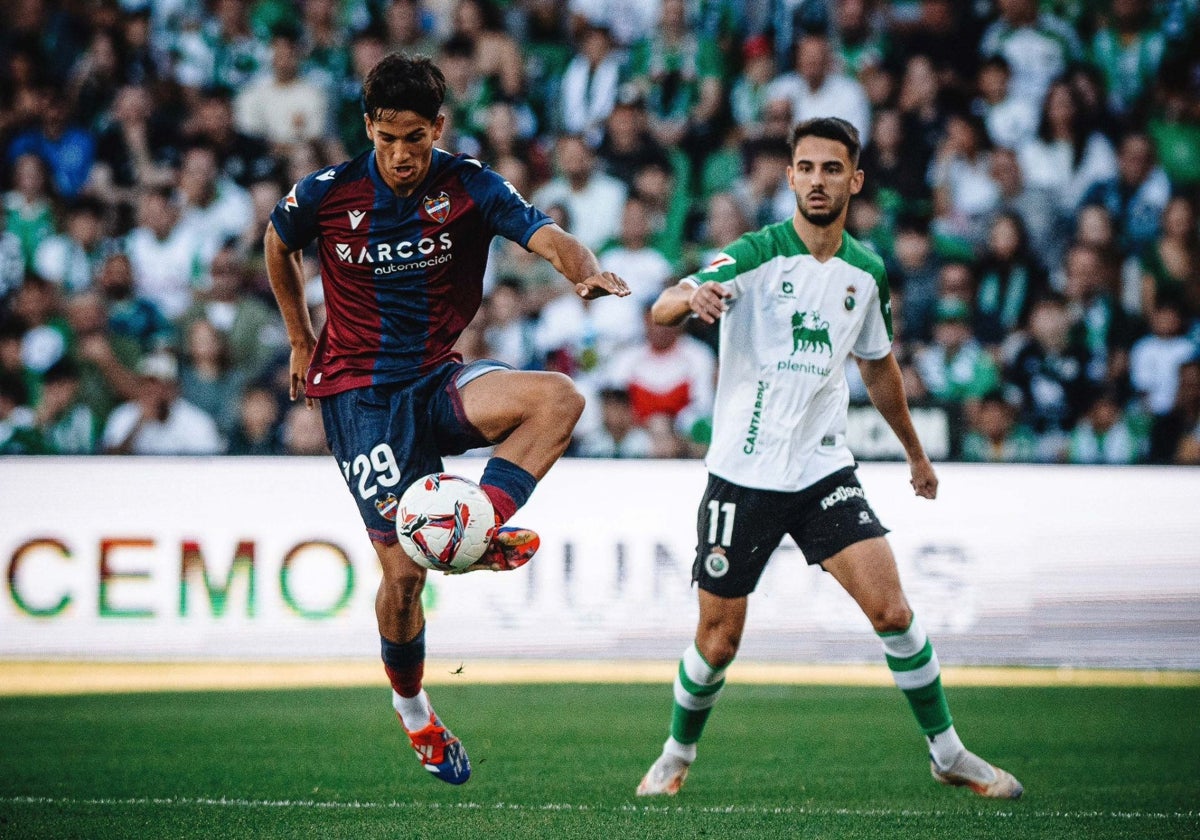 Marcos Navarro controla el balón en el partido contra el Racing.