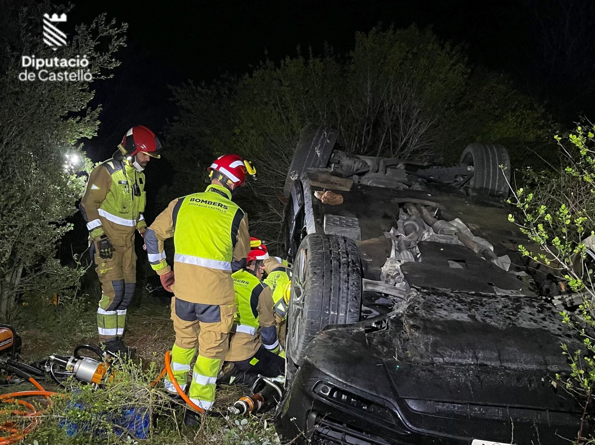 Imagen principal - Los bomberos excarcelaron al fallecido.. 