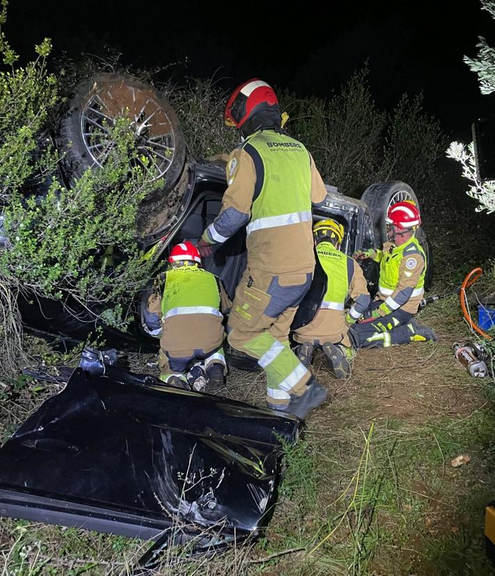 Imagen secundaria 2 - Los bomberos excarcelaron al fallecido.. 