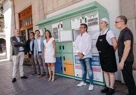 La alcaldesa, Begoña Carrasco, y otros miembros del gobierno local, junto a las taquilla inteligentes.