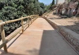 La vía ciclopeatonal que conecta Riba-roja con el Parque Natural del Turia, en el Barranc dels Moros.