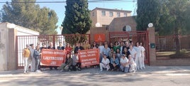 Concentración en la residencia de l'Alcúdia de Crespins el pasado mes de abril.