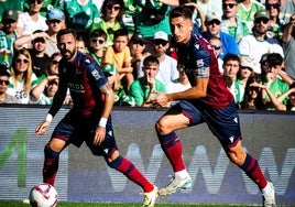 José Luis Morales y Pablo Martínez, ante el Racing.