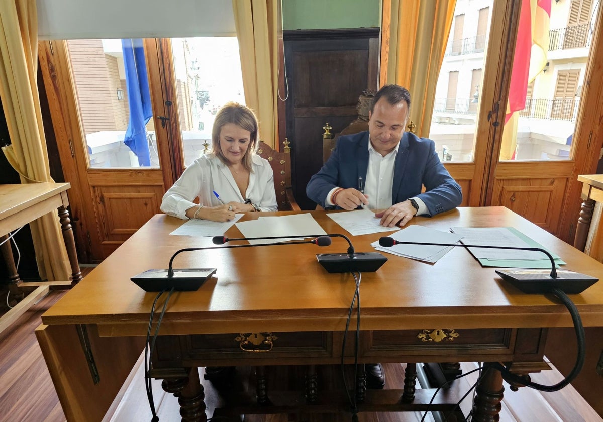 Firma del protocolo de intenciones entre Nuria Montes y Vicente Codoñer este lunes.