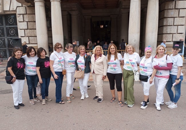 Pacientes de la asociación con la teniente de alcalde María José Ferrer.