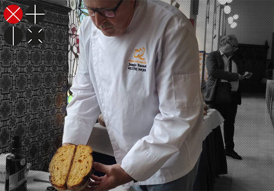 Juanjo Rausell, el presidente del Gremio de Panaderos y Pasteleros de Valencia, muestra un pan de calabaza hecho en su obrador, La Tahona del Abuelo.