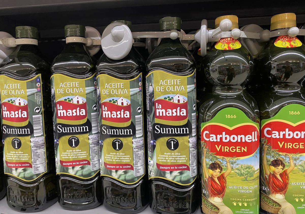 Botellas de aceite protegidas con sistema de alarma en un supermercado.