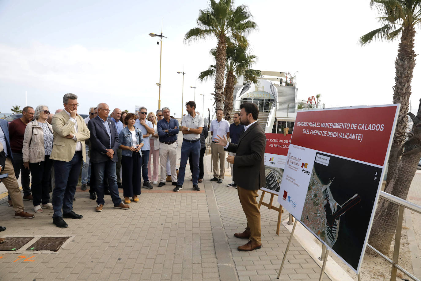 El conseller, autoridades locales y empresarios, durante la presentación de las obras. Las tareas de dragado del puerto.