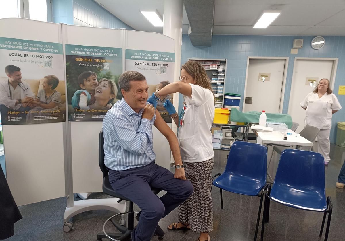 El conseller de Sanidad se vacuna en el centro de salud de Serreria I.