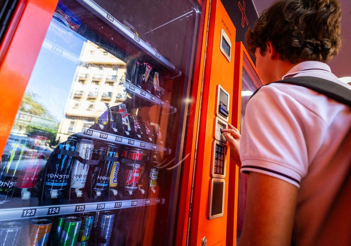 Un menor de edad en una máquina de vending de bebidas energéticas.