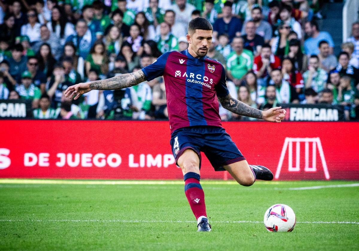 Dela, con el Levante, durante el partido contra el Racing de Santander.