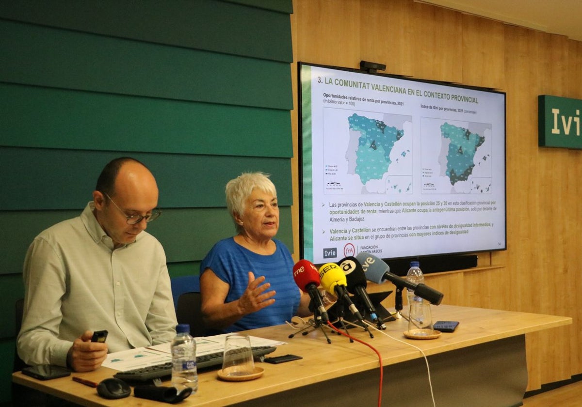 Carlos Albert y Carmen Herrero, durante la presentación del informe.