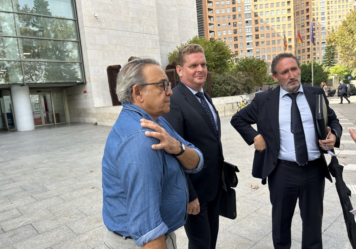 De izquierda a derecha, los letrados Manolo Mata, Miguel Ferrer e Ignacio Grau en la Ciudad de la Justicia.