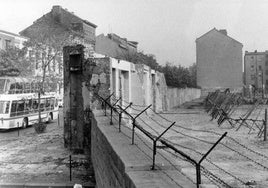 Fotografía tomada el 22 de agosto de 1965 que muestra el muro de Berlín en la calle Bernauer.