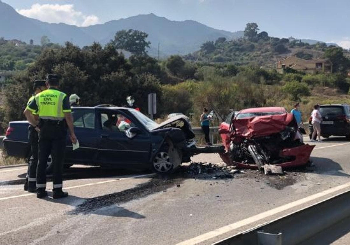 Imagen de dos vehículos en un accidente de tráfico.