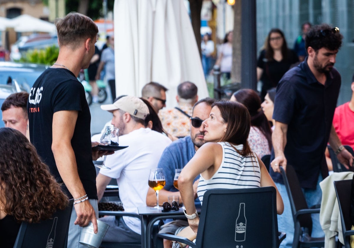 «La cocina está cerrada»: el renovado debate sobre los horarios de restauración llega a Valencia