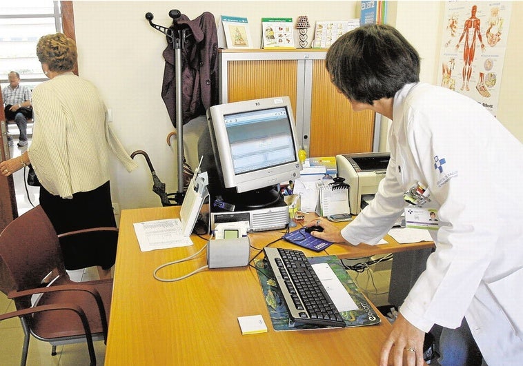 Una médico atiende a una paciente en la consulta.