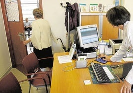 Una médico atiende a una paciente en la consulta.