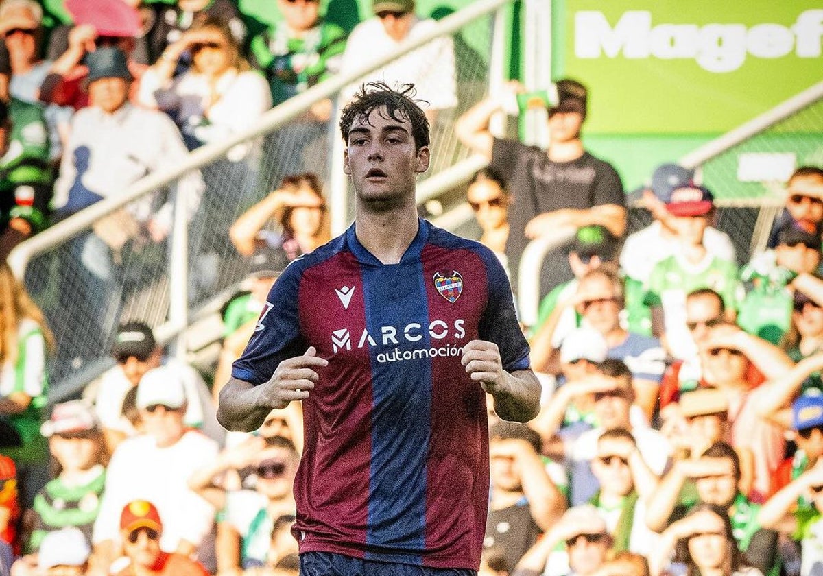 Borja Cortina en su debut con el Levante en el Sardinero contra el Racing