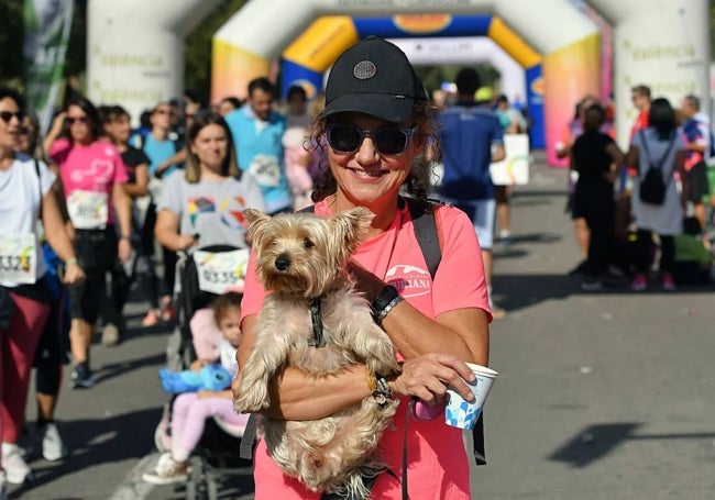 Una participante en la anterior edición de Valencia contra el Cáncer, con su perrito.