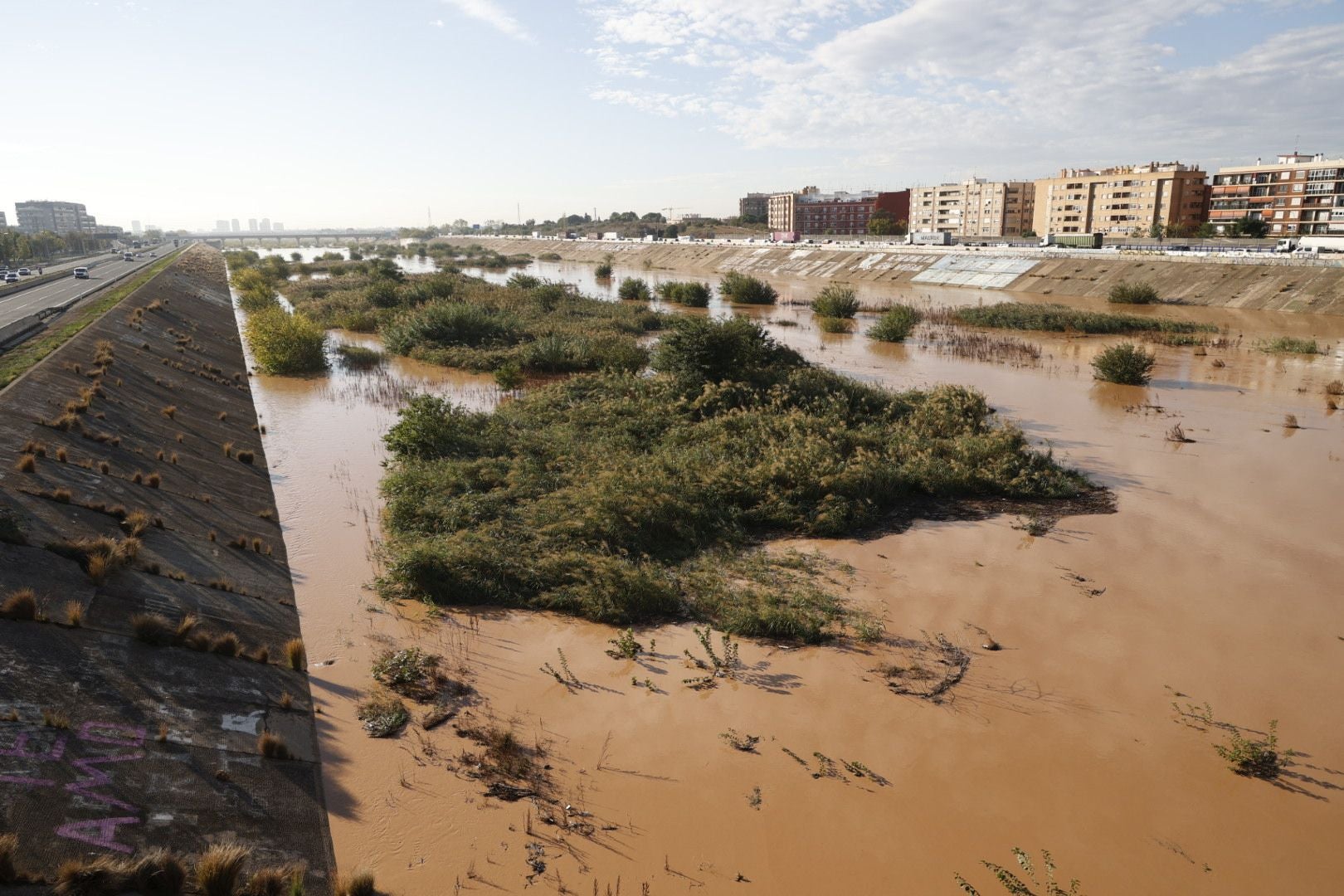 El nuevo cauce del Turia recorre Valencia lleno de agua