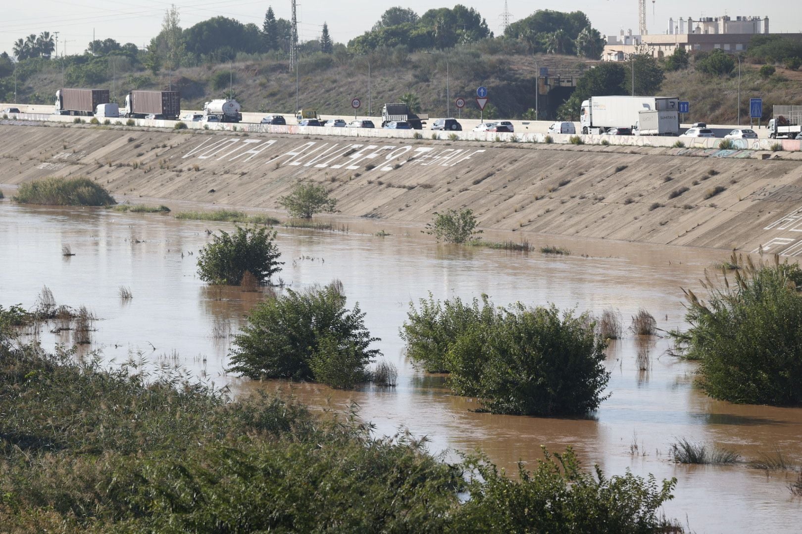 El nuevo cauce del Turia recorre Valencia lleno de agua