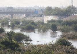 Aspecto del nuevo cauce del río Turia lleno de agua, este miércoles.