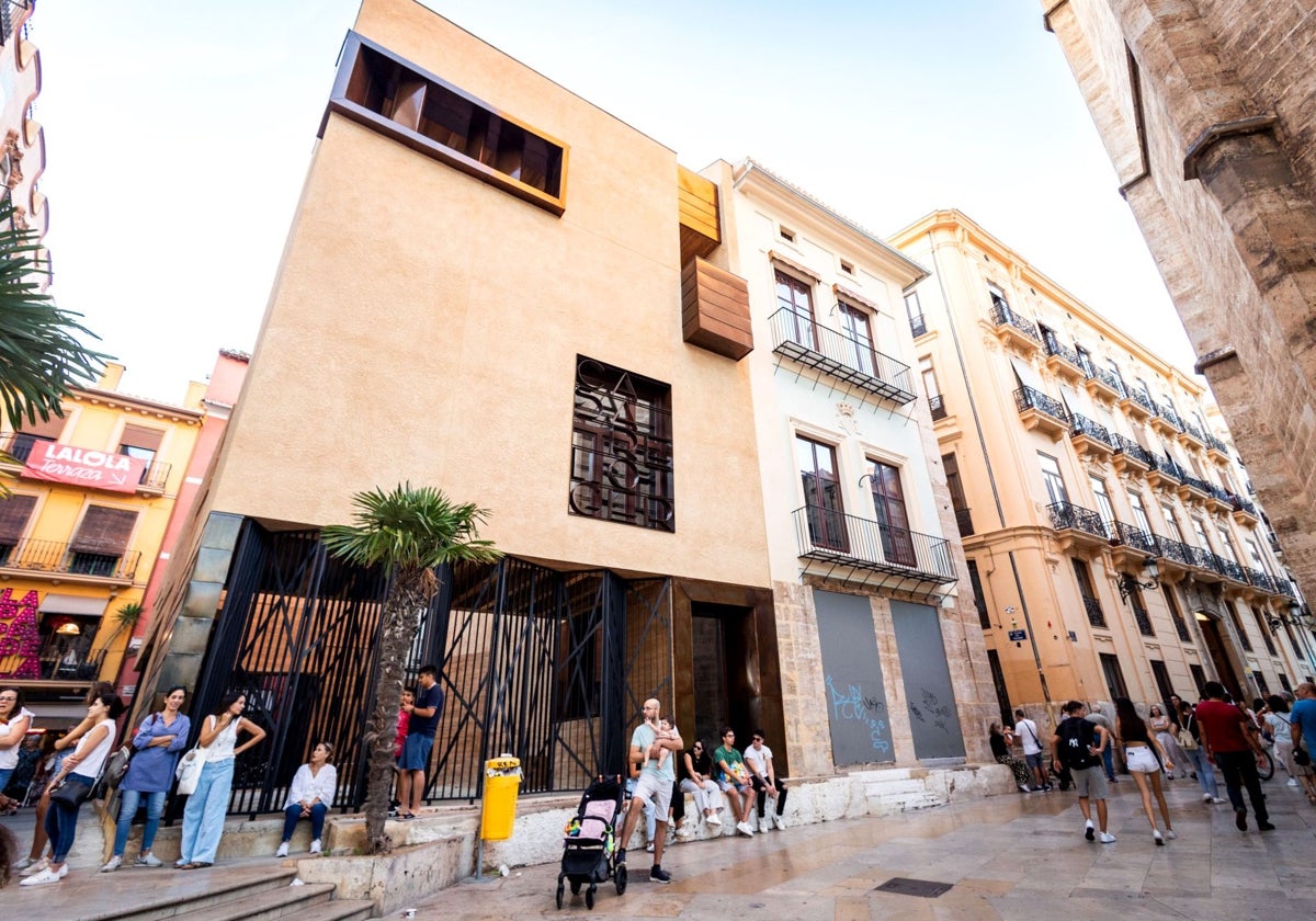 Casa del Relojero y edificio nuevo anexo, frente a la Catedral.