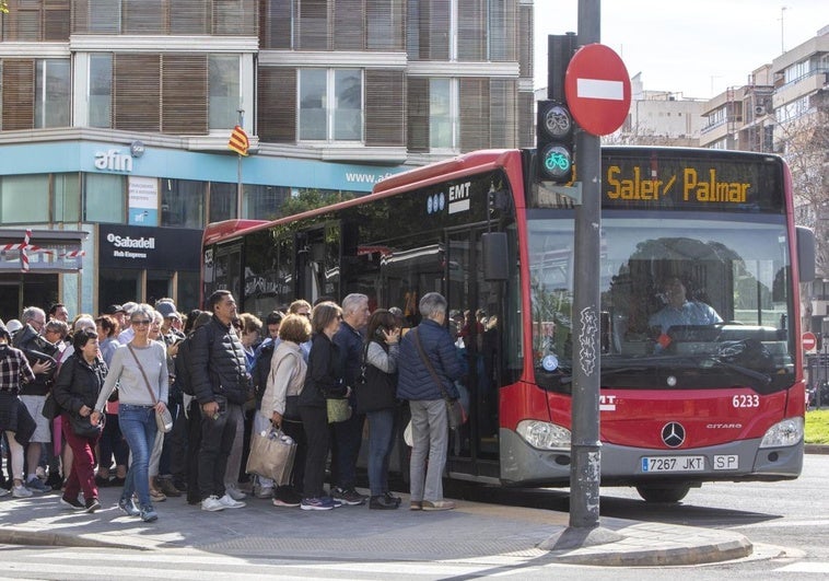 Pasejeros accediendo a un autobús de la EMT de Valencia.