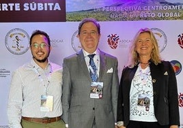 Los representantes del instituto tras recibir el galardón.