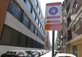 Zona de aparcamiento naranja en Valencia.