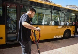 Un patinete eléctrico desciende del MetroBus en Valencia.