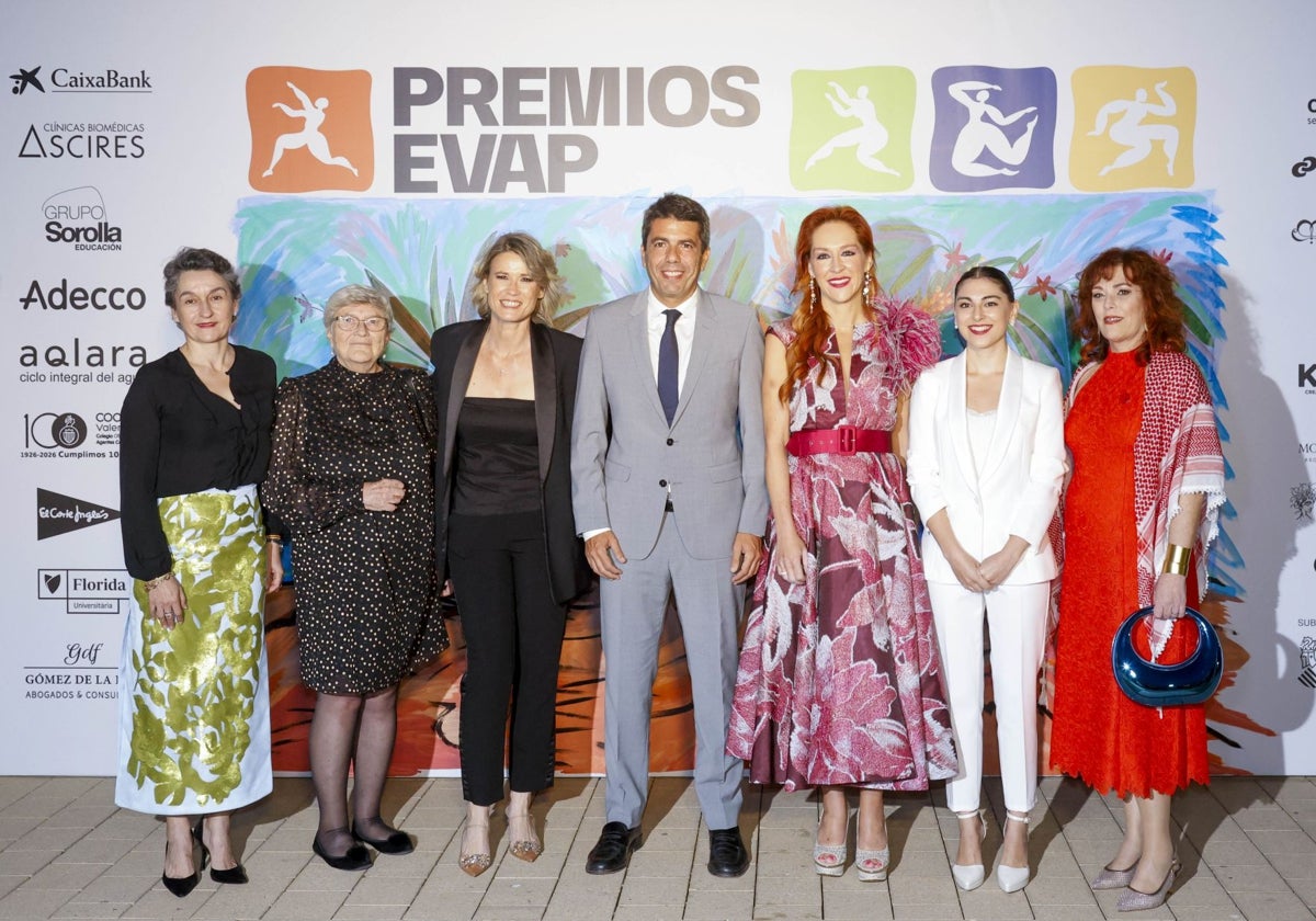 Marta Iranzo y Carlos Mazón (en el centro), con las premiadas de EVAP.