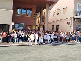 Concentración de apoyo a Ángela a las puertas del ayuntamiento de Godelleta.