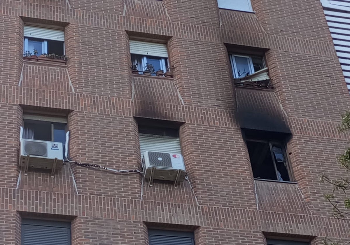 Daños causados por el fuego y el humo en dos ventanas.