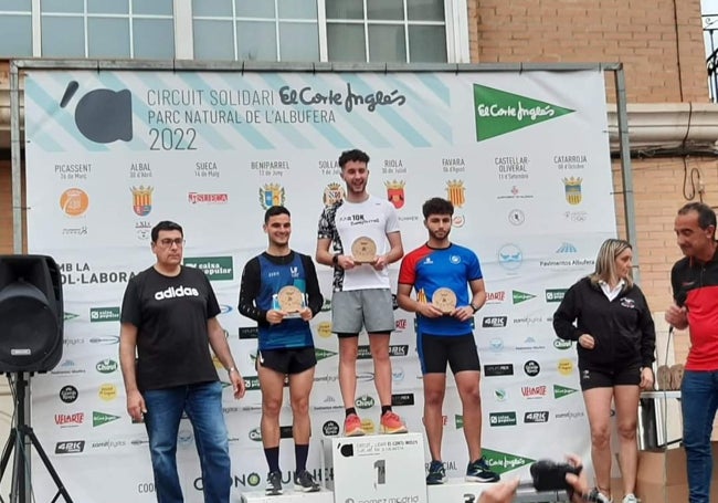 Corredor del Club Atletisme Favara en el podio de una carreras del Circuit Solidari de L'Albufera