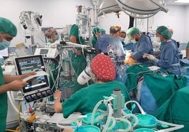 Una intervención quirúrgica a un paciente con problemas cardiobvasculares.