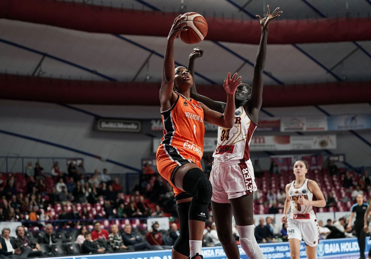 Mavunga ataca la defensa del Reyer Venezia.