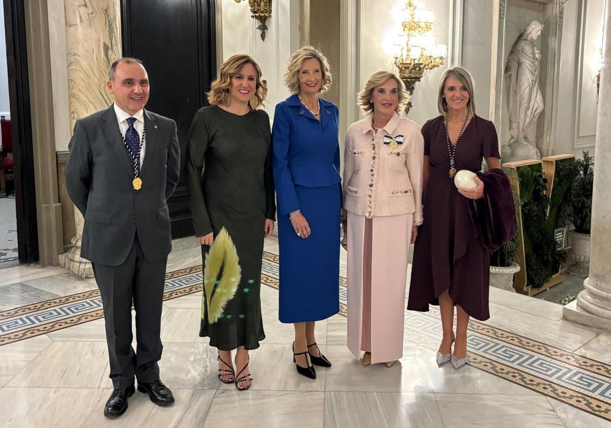 En el centro la Honorable Clavariesa 2025, María José Llorens, junto a la alcaldesa, María José Catalá, Toña Játiva (Honorable Clavariesa 2024), la edil Mónica Gil y el secretario general de la JCV, Antonio Alpuente.