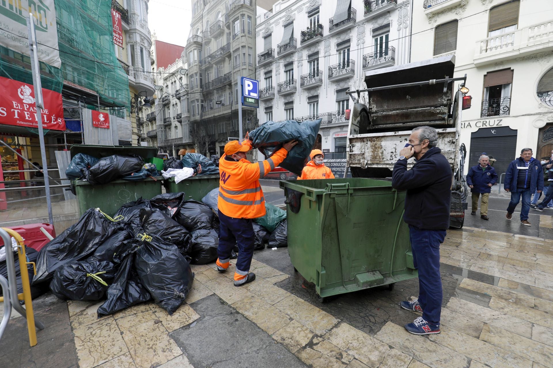 Operarios recogiendo la basura en Valencia.