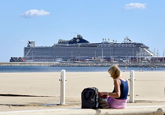 Un megacrucero atracado en el puerto de Valencia.