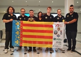 El Club de Ajedrez de Silla al completo con la senyera de la Comunitat Valenciana