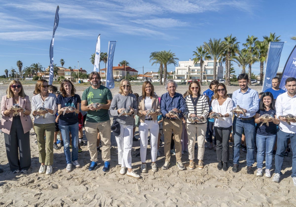 Los participantes en la suelta, en la playa.