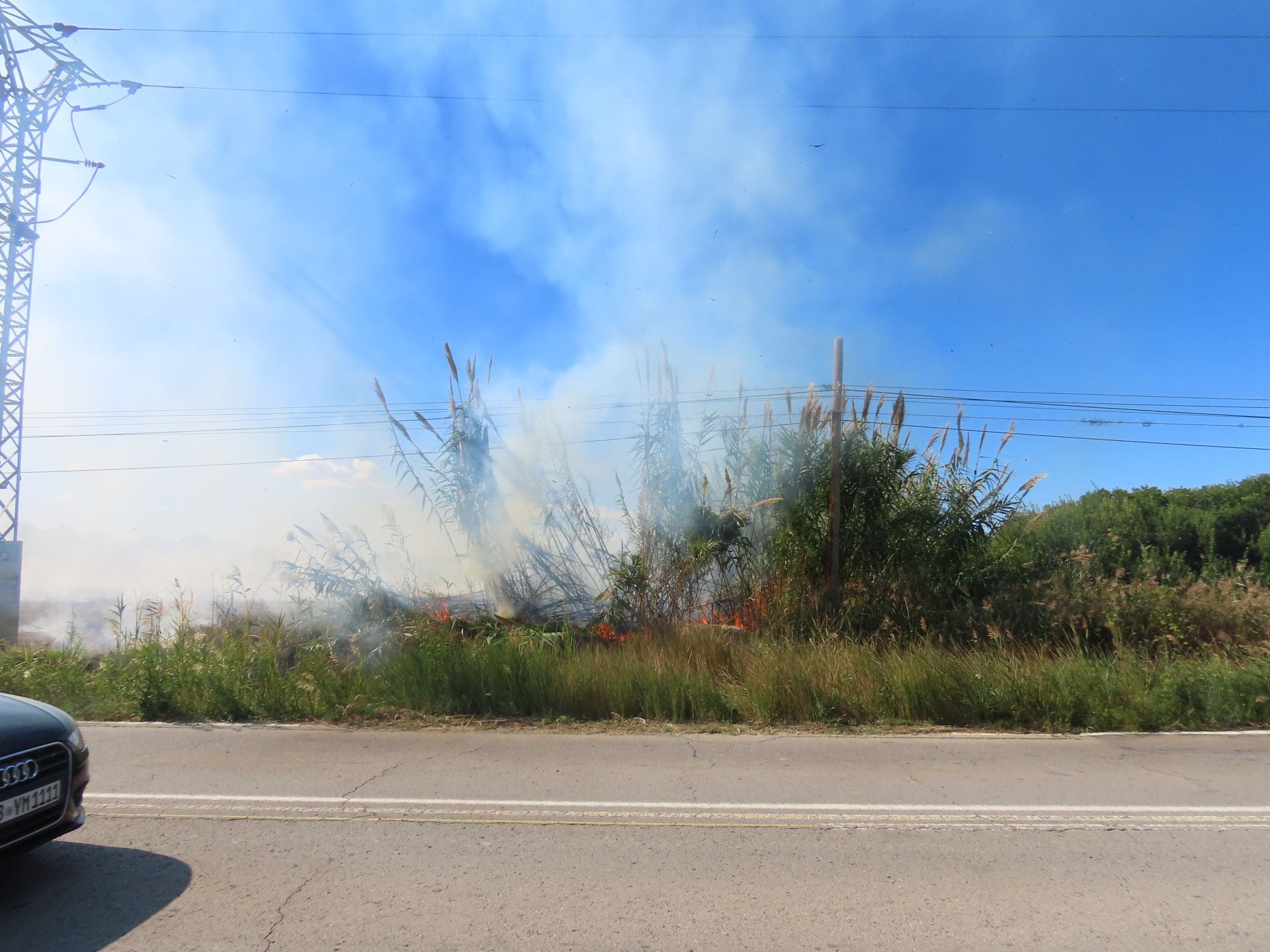 Los bomberos intervienen una quema de paja del arroz descontrolada en un campo junto a la Albufera