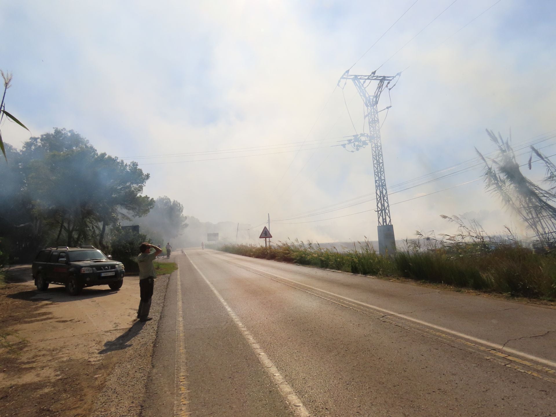 Los bomberos intervienen una quema de paja del arroz descontrolada en un campo junto a la Albufera