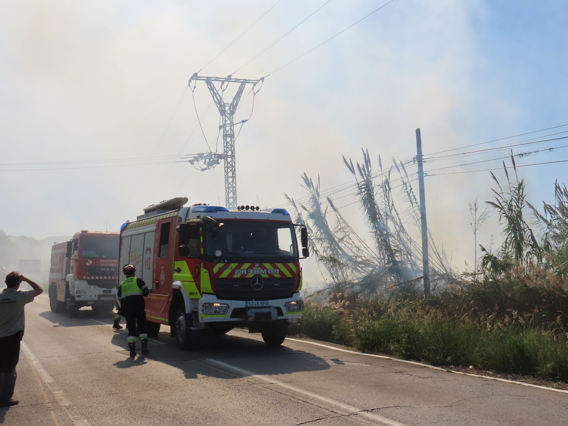 Los bomberos intervienen una quema de paja del arroz descontrolada en un campo junto a la Albufera