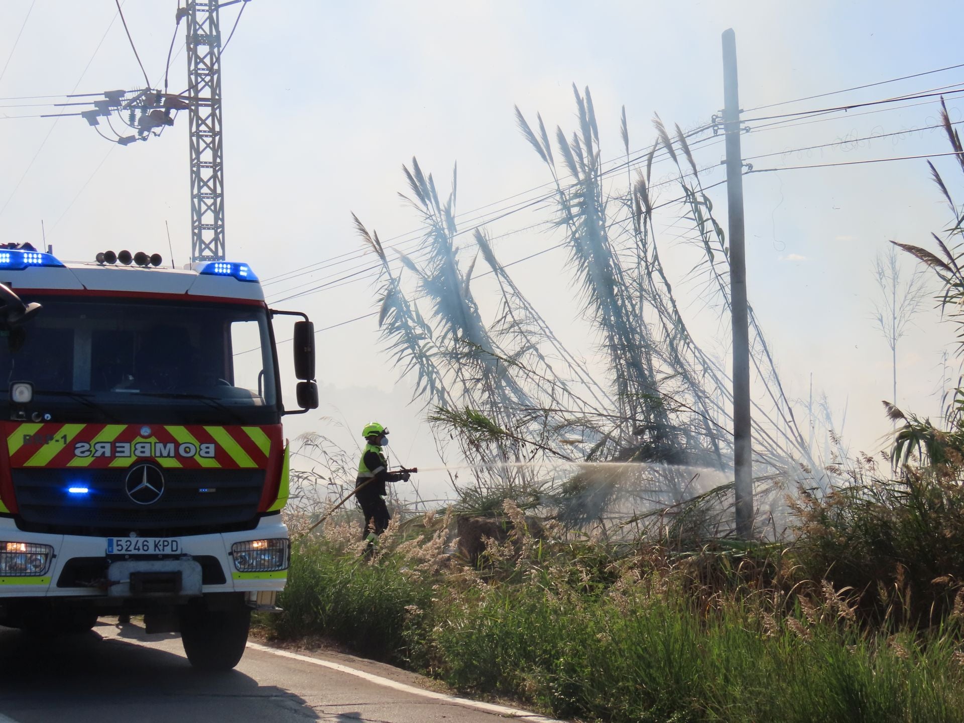 Los bomberos intervienen una quema de paja del arroz descontrolada en un campo junto a la Albufera